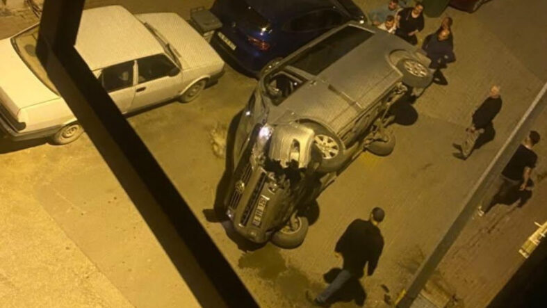 bursada-elektrik-panosuna-carpip-devrilen-minibus-surucusu-kacti.jpg