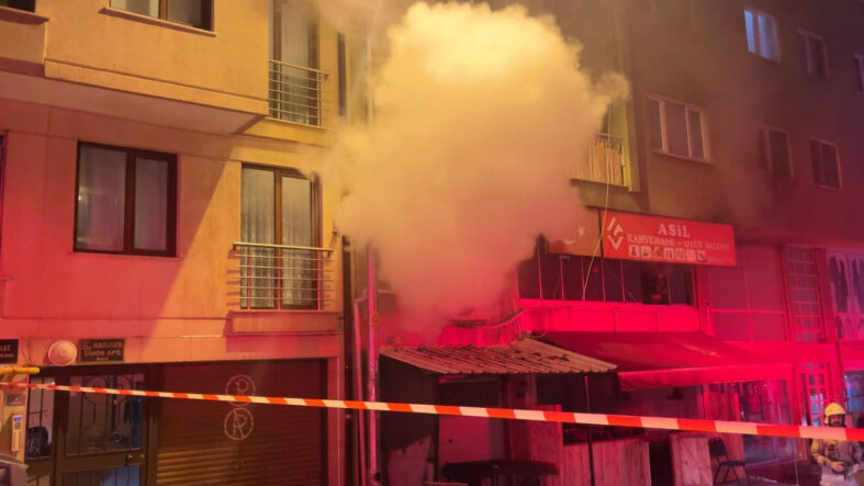 bursada-gece-yarisi-korkutan-kiraathane-yangini.jpg