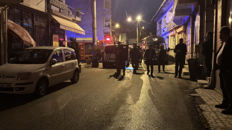 bursada-oglunun-rehin-aldigi-anneyi-polis-kurtardi.jpg