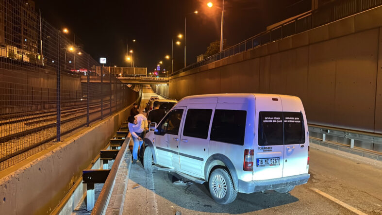 bursada-otomobile-carpan-motosikletli-yaralandi.jpg