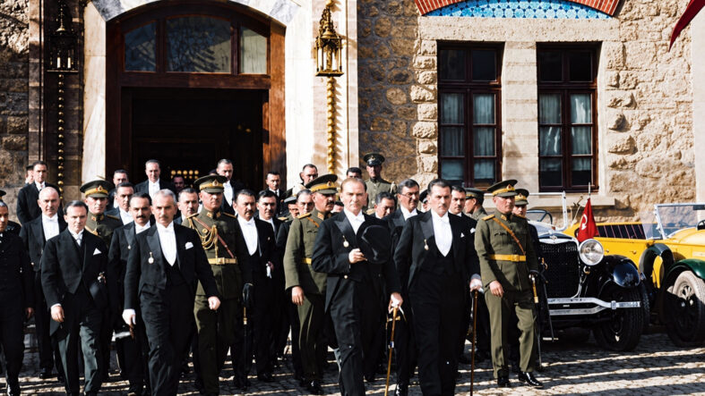 cumhuriyetin-gizli-zafer-plani-ataturkun-masasindaki-sir.jpg
