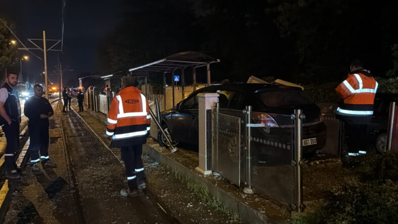eskisehirde-otomobil-tramvay-duragina-carpti.jpg