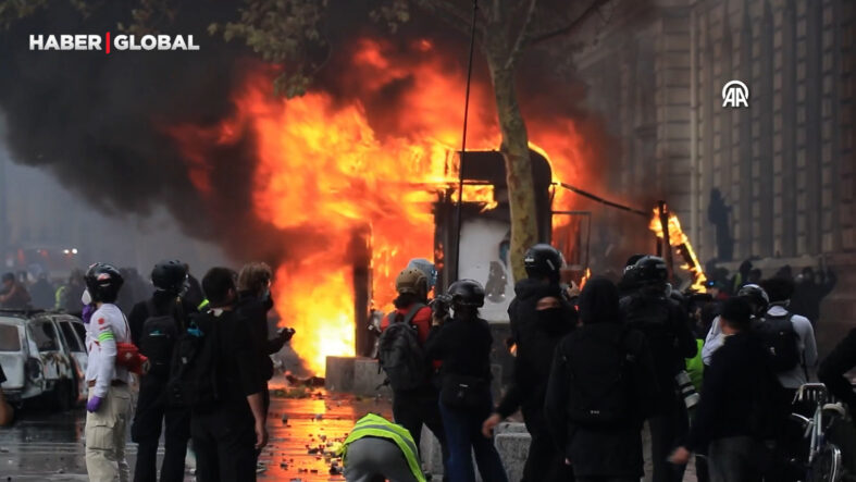 fransada-protesto-dalgasi-buyuyor-liseliler-ve-ciftciler-sokakta.jpg