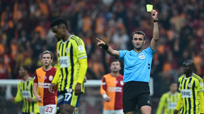 galatasaray-fenerbahce-derbisinde-bir-kez-daha-kartlar-havada-ucustu.jpg
