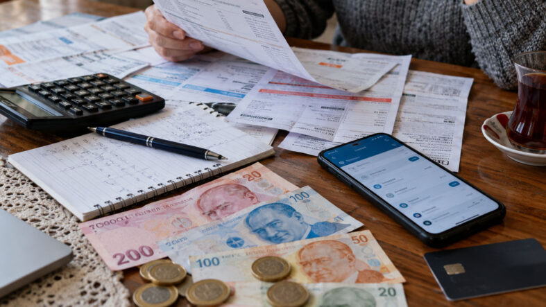her-10-kisiden-7si-borclu-keyif-kaciran-tablo.jpg