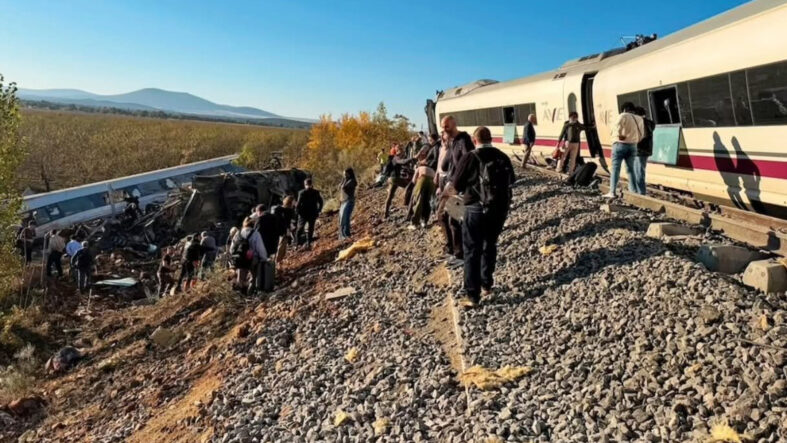 ispanyada-iki-hizli-tren-carpisti-64-olu-cok-sayida-yarali-var.jpg