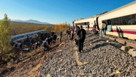 ispanyadaki-tren-kazasi-hayatini-kaybedenlerin-sayisi-74e-yukseldi.jpg