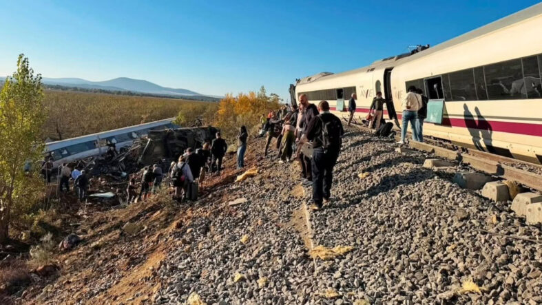 ispanyadaki-tren-kazasi-hayatini-kaybedenlerin-sayisi-74e-yukseldi.jpg