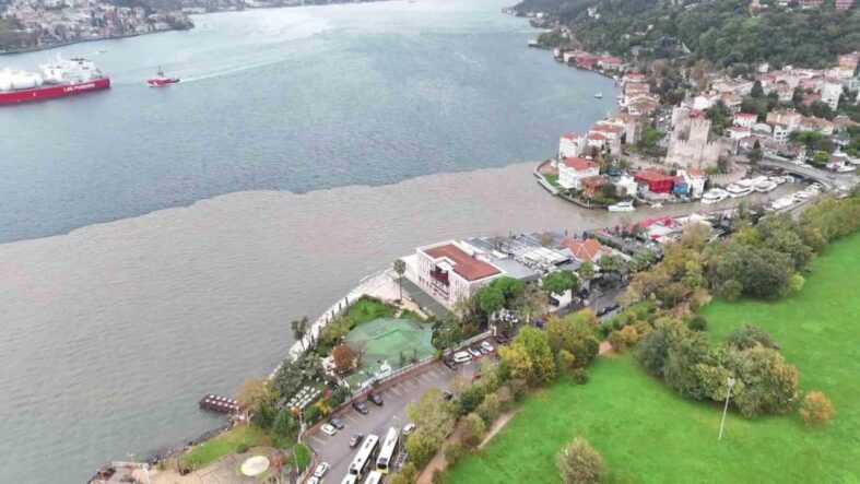 istanbul-bogazi-camurla-kaplandi.jpg