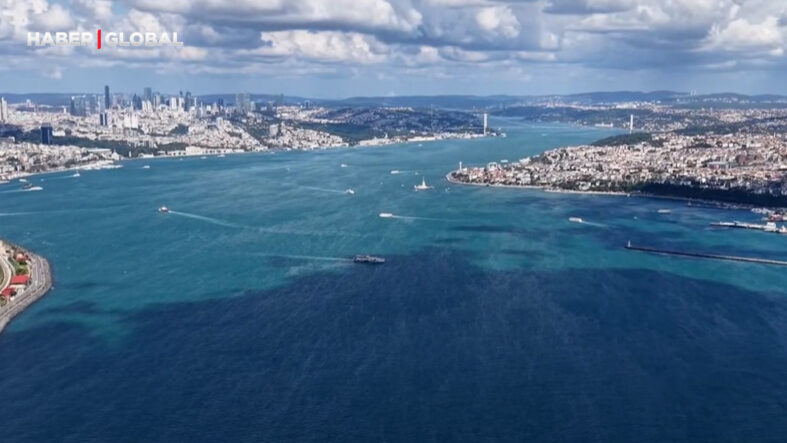 istanbul-bogazinda-alg-patlamasi.jpg