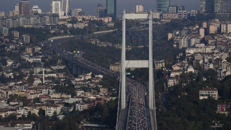 istanbul-maratonu-nedeniyle-bazi-yollar-trafige-kapatilacak.jpg