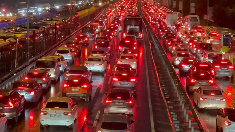 istanbulda-aksam-trafigi-yuzde-76ya-ulasti-durma-noktasina-geldi.jpg