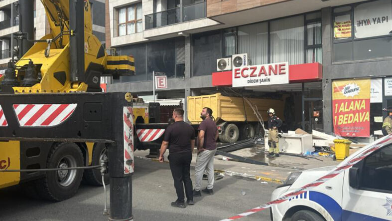 istanbulda-kamyon-eczaneye-daldi-6-yarali.jpg