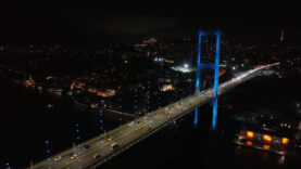 istanbulda-kopruler-turk-dunyasi-gunu-sebebiyle-turkuaza-burundu.jpg