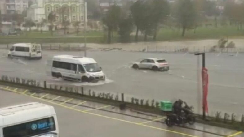 istanbulda-saganak-yollar-gole-dondu-trafik-durma-noktasina-geldi.jpg