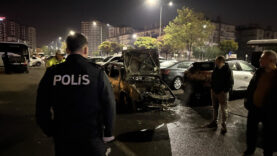 kayseride-kaza-yapan-otomobil-alevlere-teslim-oldu.jpg