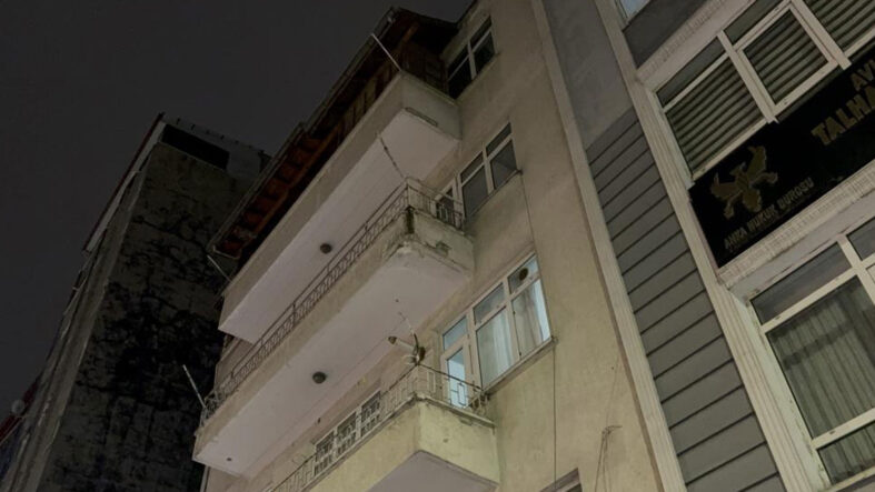 kiskanclik-kavgasi-kanli-bitti-esini-bacak-ve-sirtindan-bicakladi.jpg
