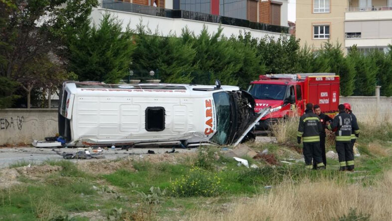 konyada-servis-minibusu-ile-otomobil-carpisti-cok-sayida-yarali-var.jpg