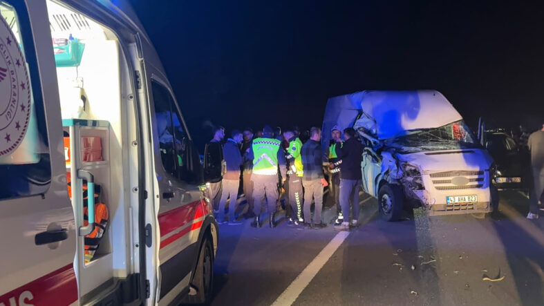 kutahyada-zincirleme-trafik-kazasi-cok-sayida-yarali-var.jpg