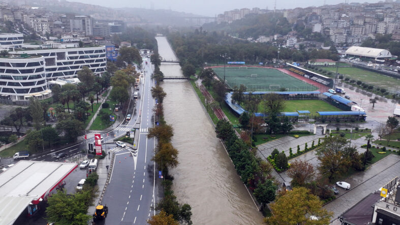 luks-projeler-de-var-istanbulda-dere-adli-semtleri-sel-vurdu.jpg