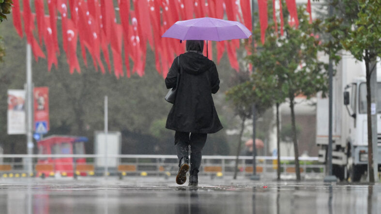meteorolojiden-hafta-sonu-icin-saganak-uyarisi-yagislar-bircok-bolgede-etkili-olacak.jpg