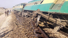 pakistanda-tren-raydan-cikti-5-olu-30-yarali.jpg