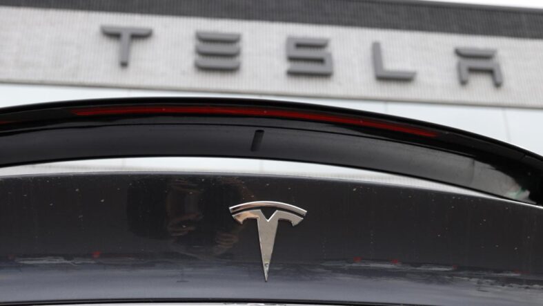 tesla-ucan-otomobil-oldugunu-iddia-ettigi-aracini-tanitti.jpg