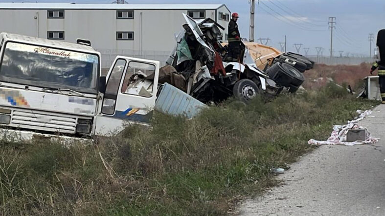 tir-demir-yuklu-kamyona-carpti-1-olu-1-yarali.jpg