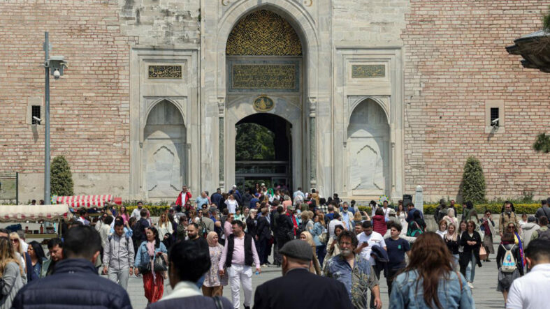 uc-yilda-yuzde-21-eridi-istanbul-turizminde-buyuk-celiski.jpg