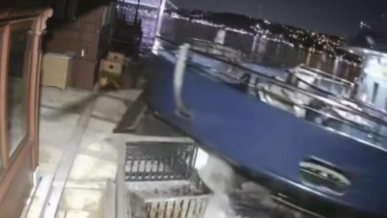 uskudarda-yolcu-vapuru-tarihi-yaliya-carpti.jpg