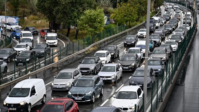 yagisin-da-etkisiyle-istanbulda-yogun-trafik.jpg