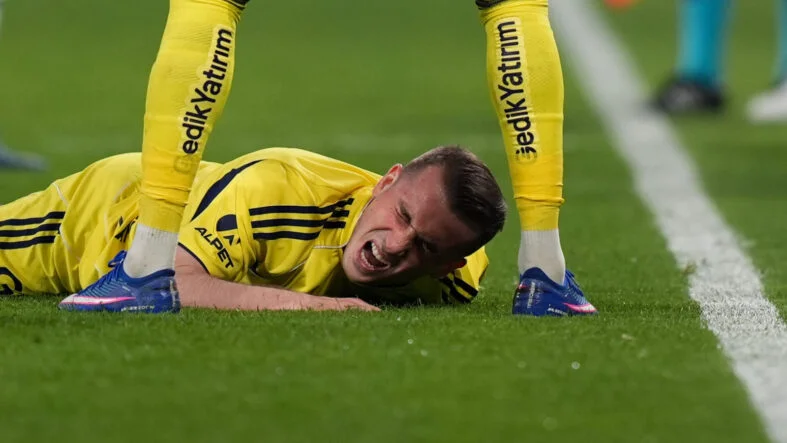 Fenerbahçe, 120+2'de kupadan elendi! Şarkılı gönderme