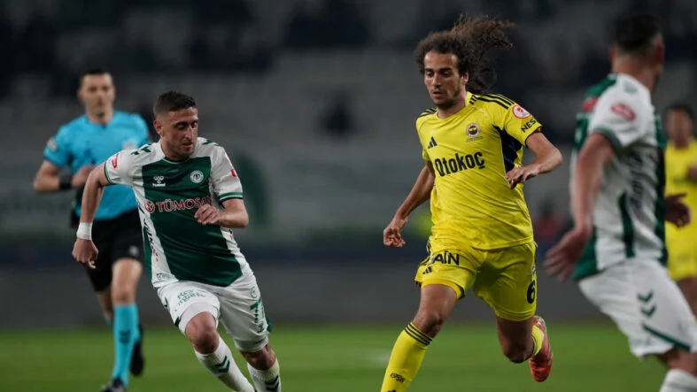 Konyaspor - Fenerbahçe maçı sırasında uçak ve helikopter geçti